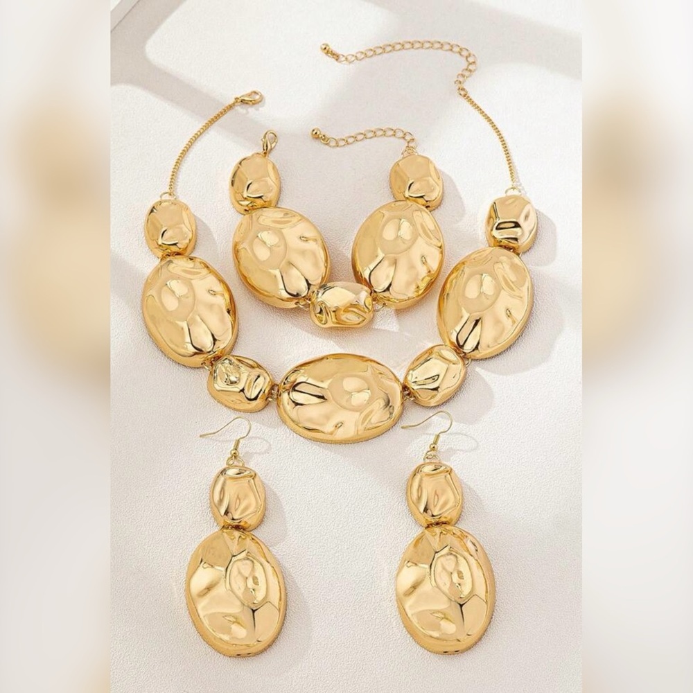 Elegant Gold Tone Jewelry Set Necklace, Earrings and Bracelet - Picture 2 of 7